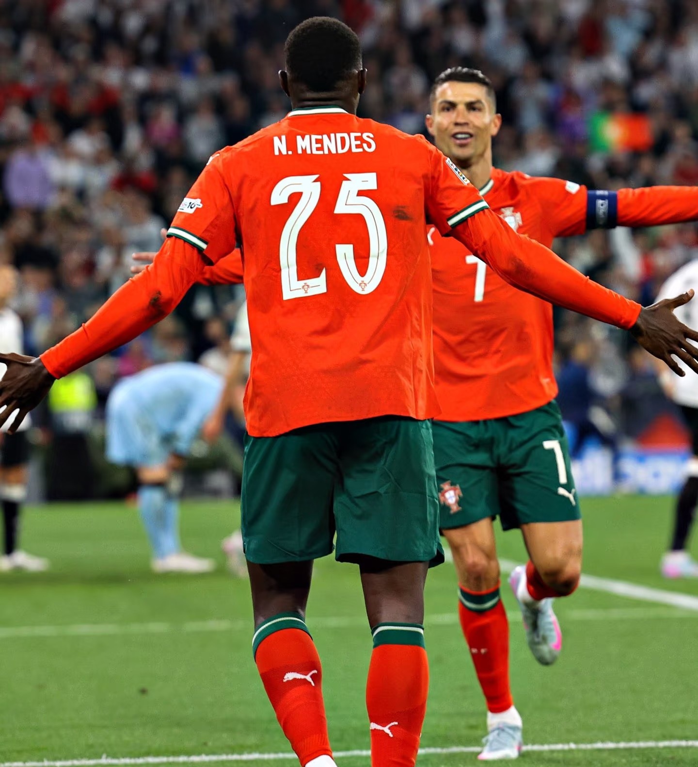 kaiyun体育app-葡萄牙体育迎意甲关键赛，赛前迎来里程碑，底气十足，临场指挥获称赞(葡萄牙超级联赛积分榜)