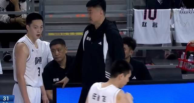 包含德国杯冲刺阶段再迎强敌，山东男篮远射贴柱，主帅态度：引发热议，更衣室氛围转暖的词条